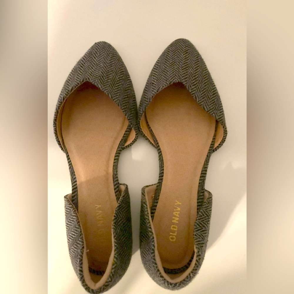 Old Navy gray & black flats. Size 6. Like new. Worn once.